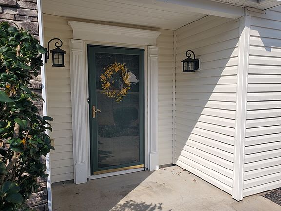 2nd image of 522 Lazy River Ln