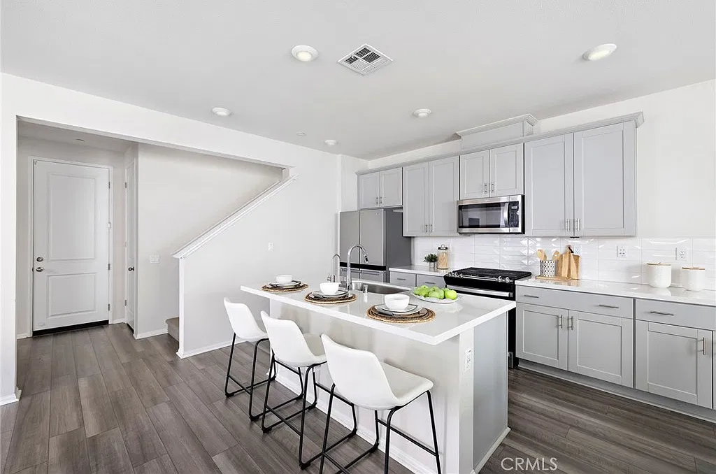 3 bed, 2.5 bath, 1889 sqft, $5,000 — Photo 4