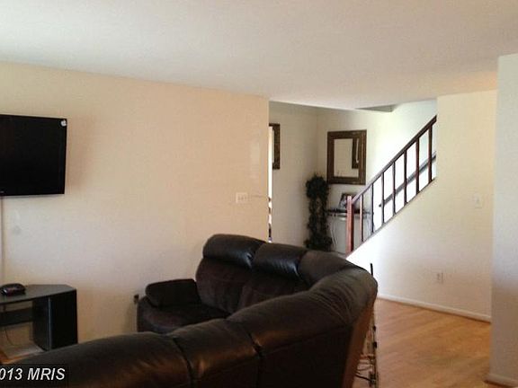 2nd image of 1044 Warwick Ct