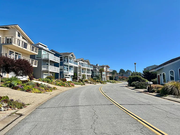 463 Sea Horse Dr — Photo 32