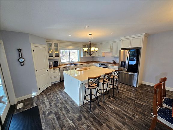 5th image of 565 Clearwater Valley Rd