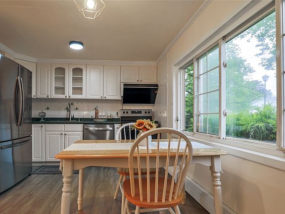 4th image of 35 Balsam Dr