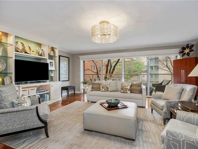 310 W 49th St APT 303, Kansas City, MO, 64112
