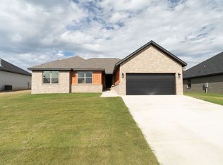 922 Petit Jean St, Prairie Grove, AR 72753