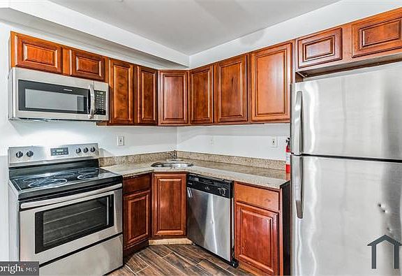 5th image of 2034 N Woodstock St #A
