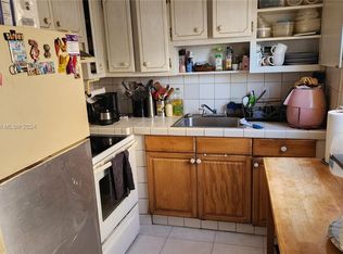 250 SW 11th Ave APT 10, Hallandale, FL 33009