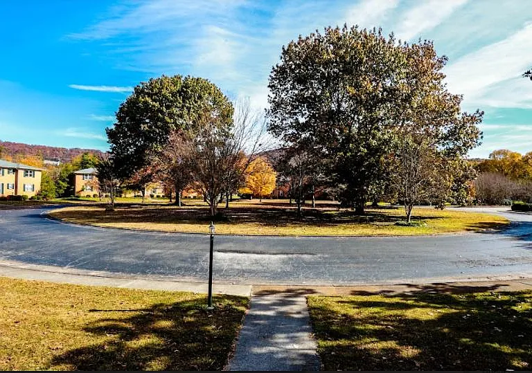 8205 Willowbrook Cir SE #D — Photo 2
