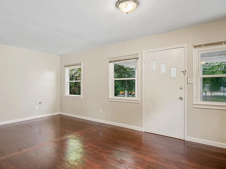 1838 Griffith Rd — Photo 3
