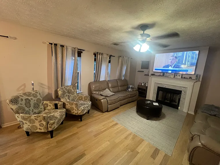 1467 Ivey Pointe Dr — Photo 2