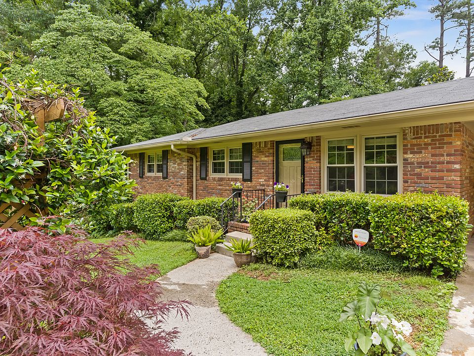 1st image of 215 Pineland Dr SE