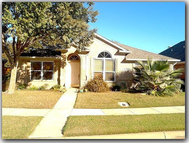 Well-groomed front of the house - Yard maintained by HOA