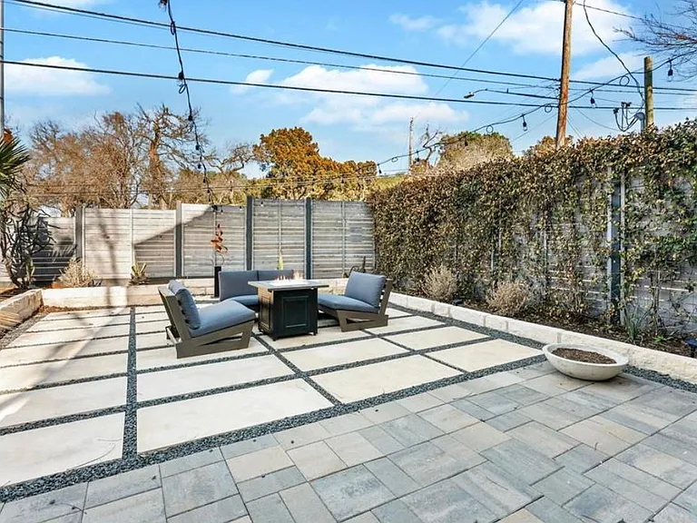 707 E Live Oak St #1 — Photo 3