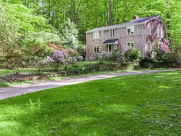 31 Smith Ln, Saint James, NY 11780