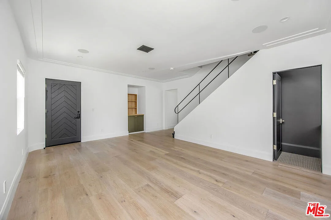2 bed, 2.5 bath, 1400 sqft, $4,850 — Photo 4