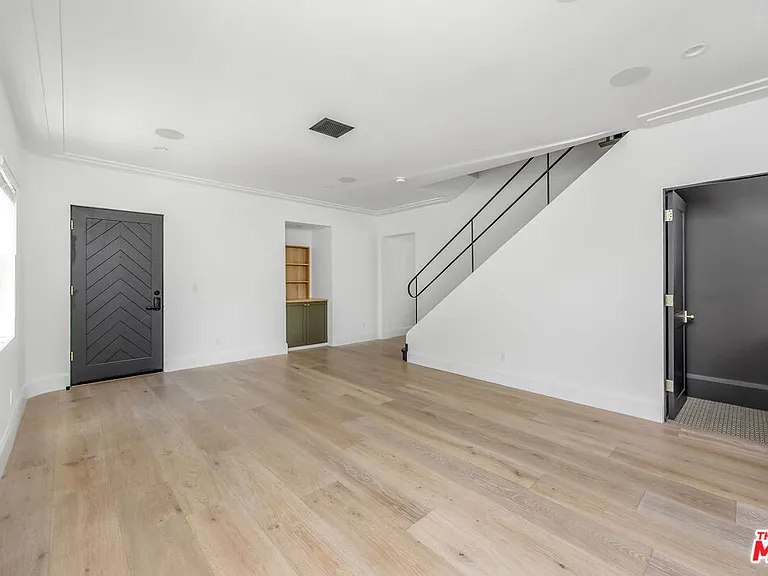 107 S Flores St #1/2 — Photo 4