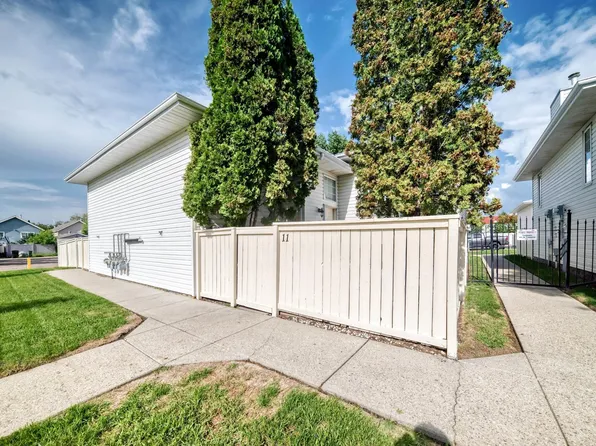 11 Kirkwood Way NW, Edmonton, AB T6L 6W9