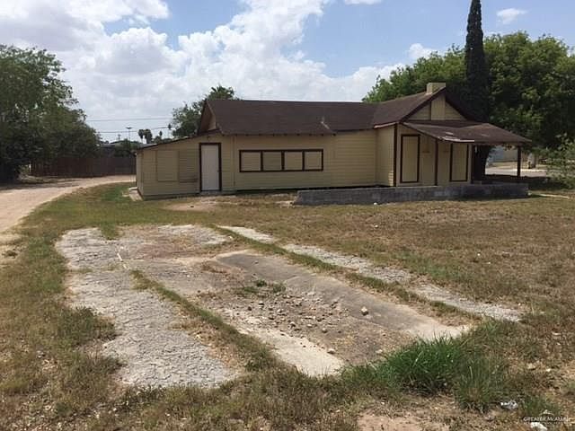 2nd image of 122 E Sam Houston Blvd