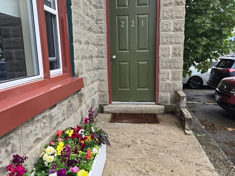 221 Main St S #B — Photo 4