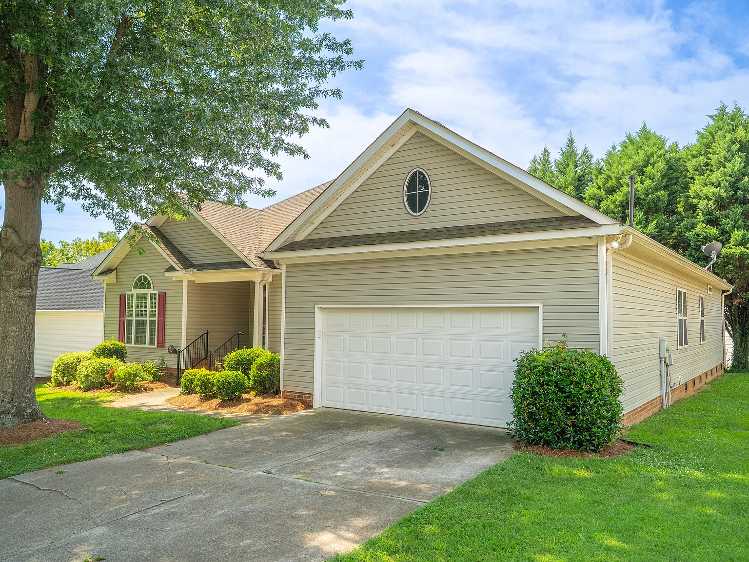 4 bed, 2.5 bath, 2441 sqft, $3,000 — Photo 3
