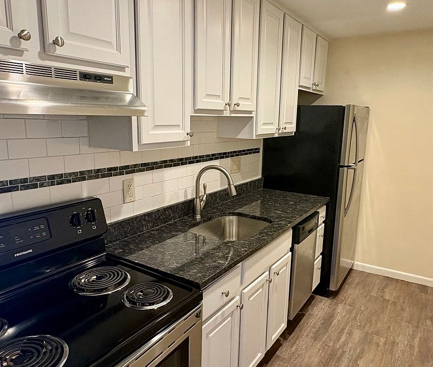 1st image of 10 Coffey St APT 14