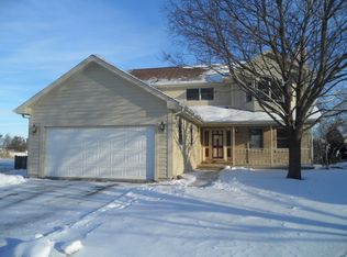 420 Farm Trl, Woodstock, IL 60098