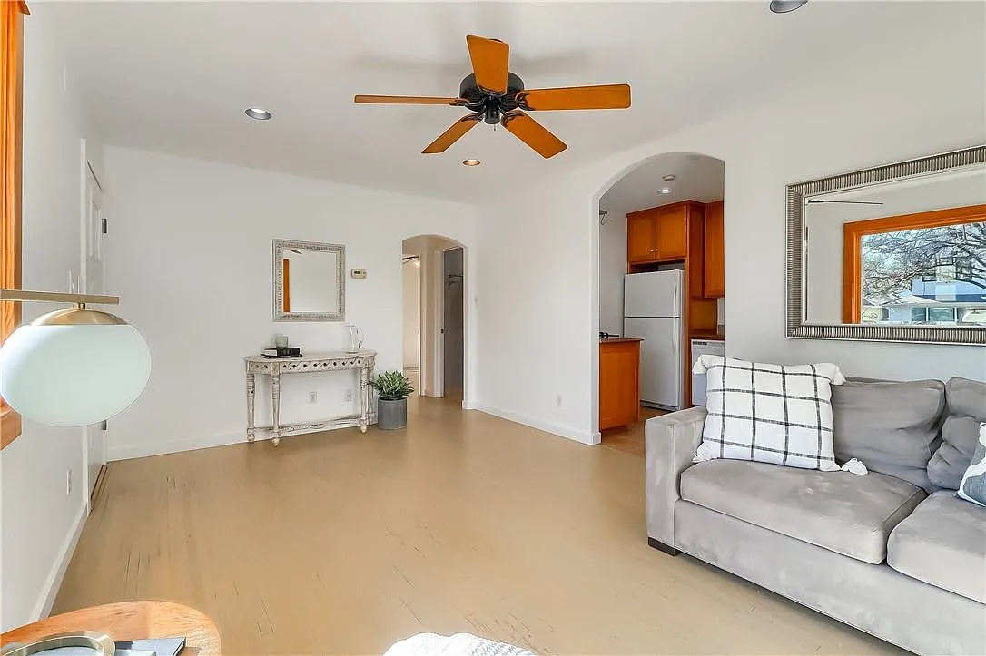 2 bed, 1.0 bath, 698 sqft, $2,950 — Photo 3