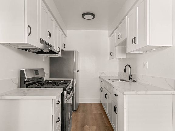 3rd image of 809 Victor Ave #105