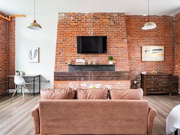 2nd image of 1 Charles St Unit 1