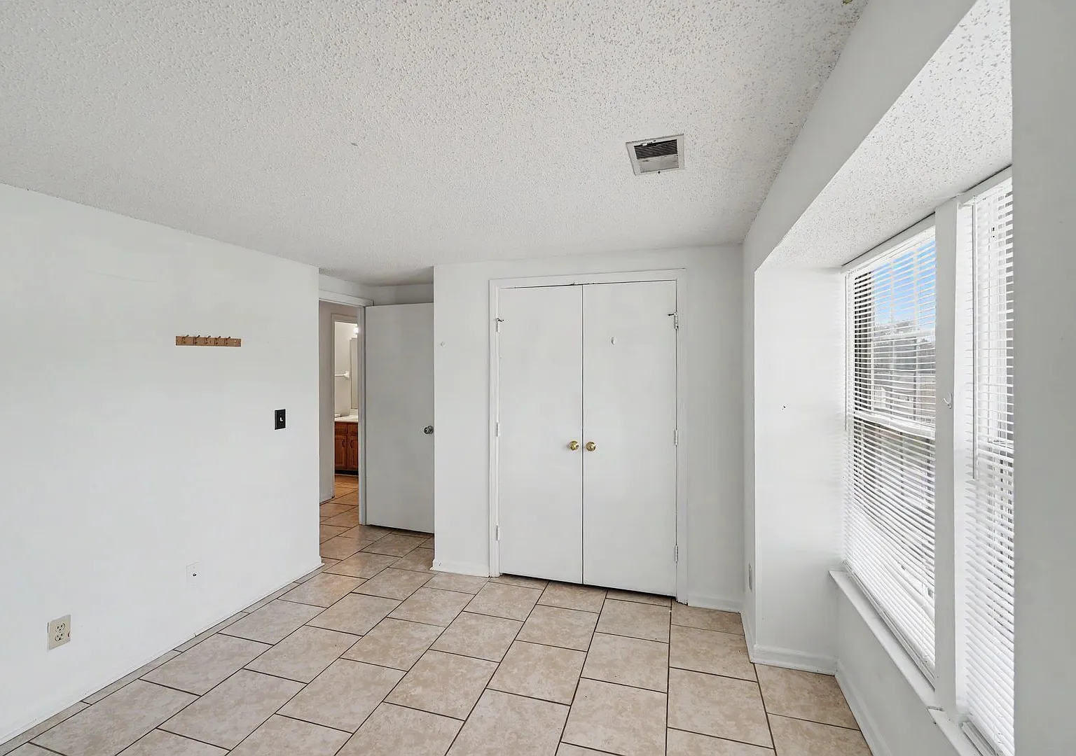 Move-In Ready 3-Bedroom Condo Near Uncc & Lynx Blue Line! — Photo 1