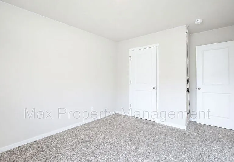 2302 SW 23rd St — Photo 3