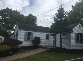 8 Tippin Dr, Huntington Station, NY 11746