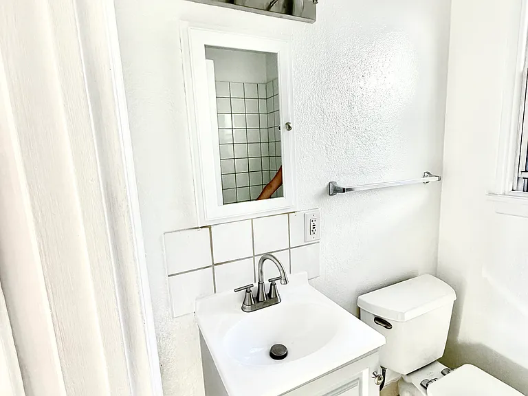 1828 S Rimpau Blvd — Photo 9