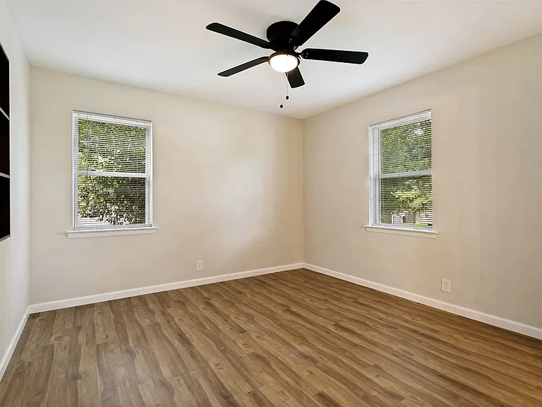 904 Bryan Dr — Photo 9