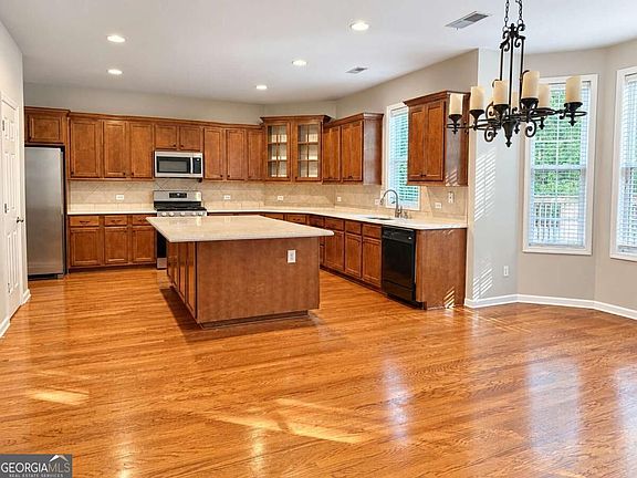 4th image of 102 Westmont Way