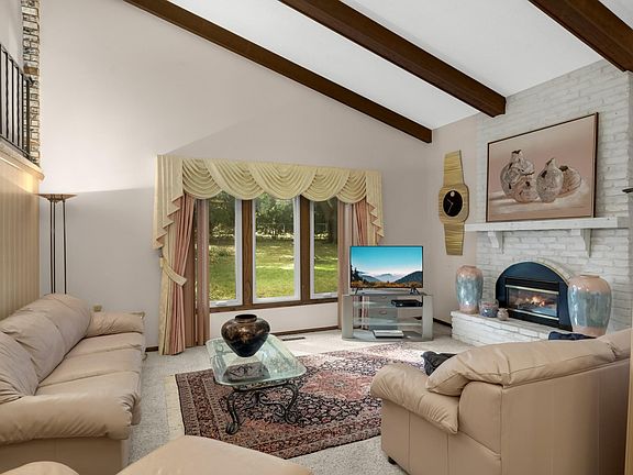 3rd image of 686 Maple Pond Ct