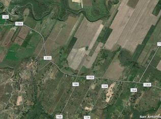 171 Rio Alegre Rd N, Floresville, TX 78114