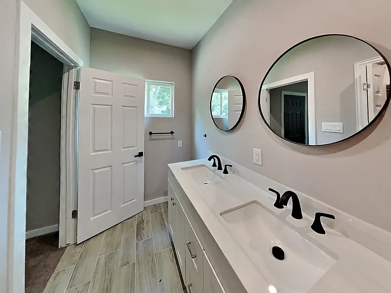 138 Hess St — Photo 7