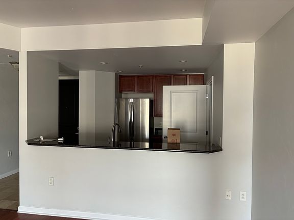 5th image of 925 N Lincoln St APT 12H