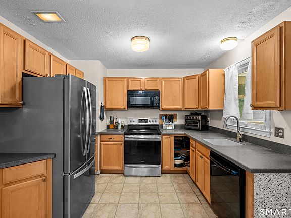4th image of 39 Richardson Hill Road