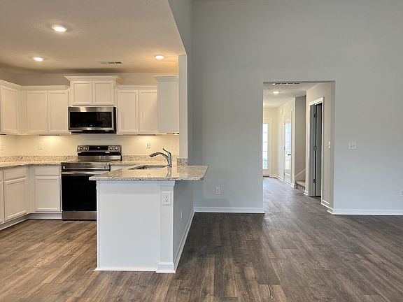 5th image of 102 Republic St