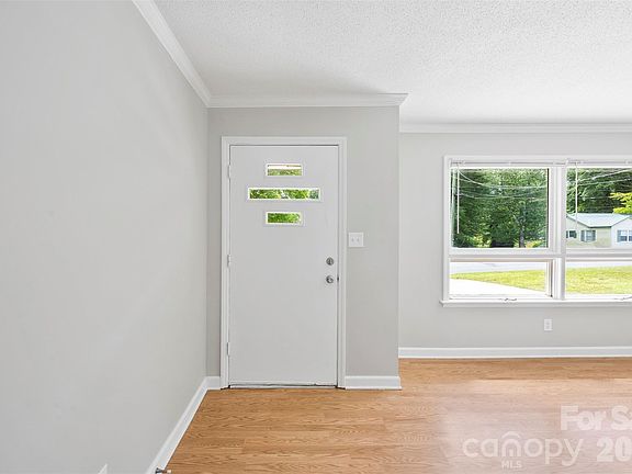 4th image of 104 Lee St