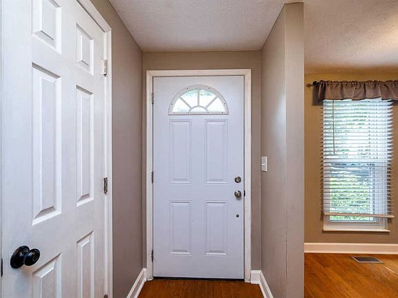 4th image of 828 S Woodlyn Dr