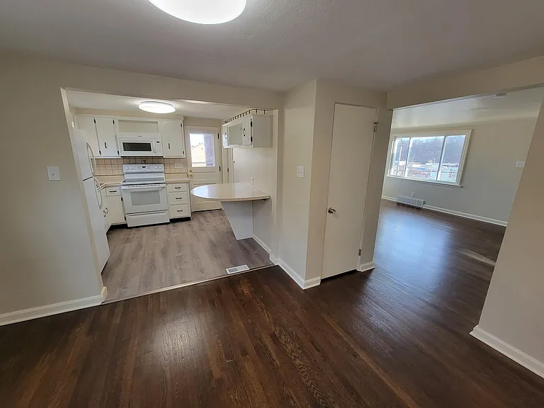 10761 Old Trail Rd — Photo 5