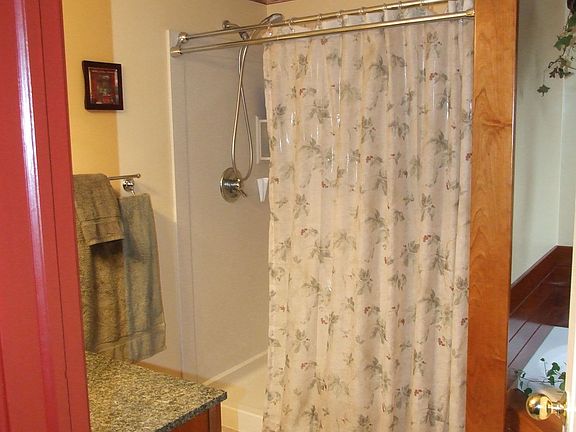 Master Bath w/jetted tub (8.5'x10')