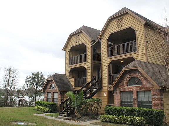 3rd image of 390 Woodside 206 Dr