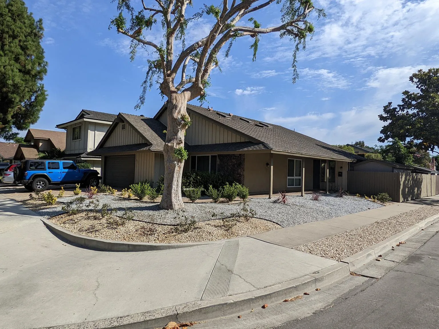 4 bed, 2.5 bath, 1696 sqft, $4,800 — Photo 1