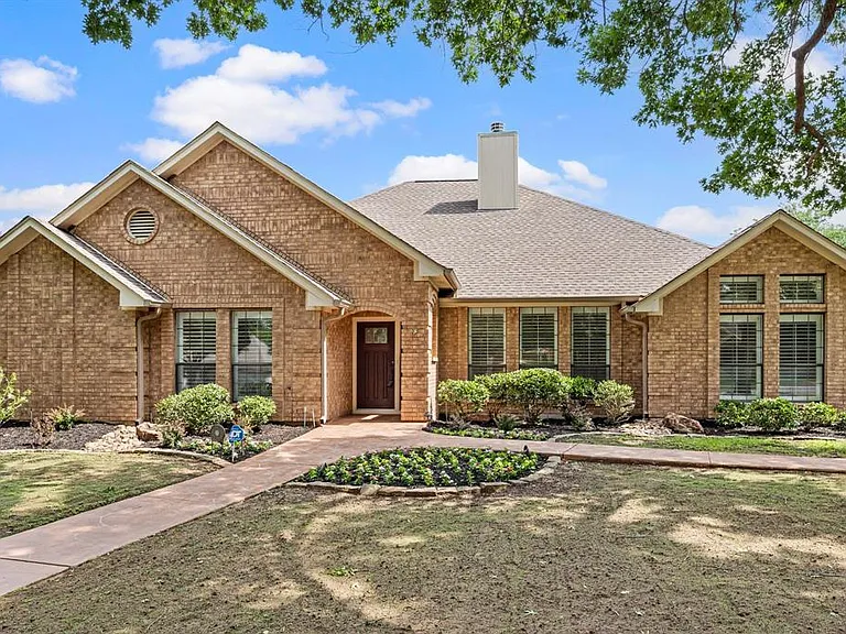 1000 Raven Bend Ct — Photo 1