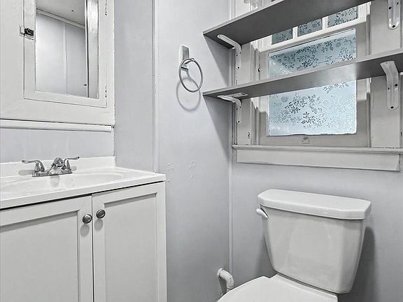 4th image of 40 E Frederick St