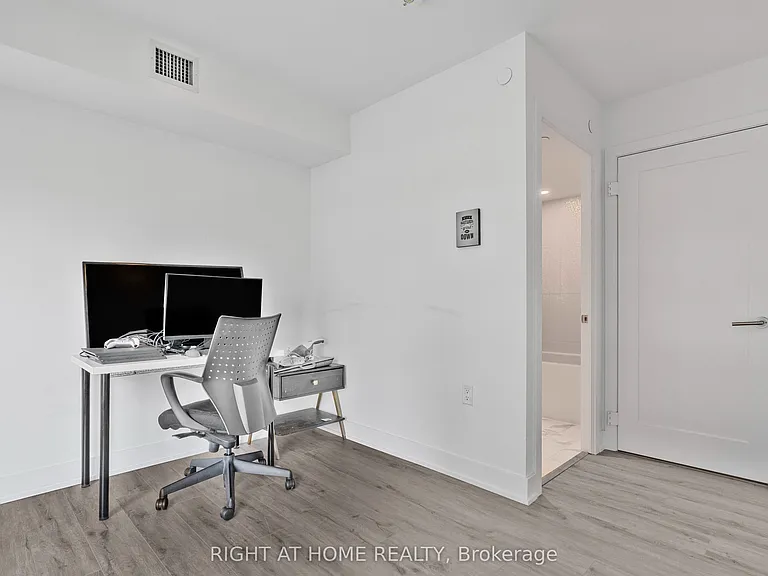 585 Bloor St E #1922 — Photo 15