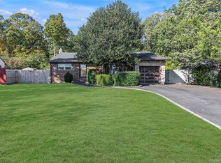 6 Roxbury Dr, Commack, NY 11725